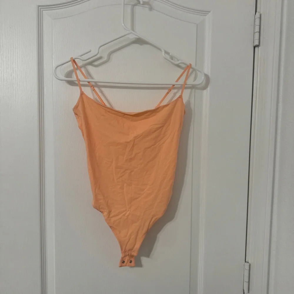 SKIMS Fits Everyone Cami Bodysuit in Faded Nectar M - Picture 6 of 7